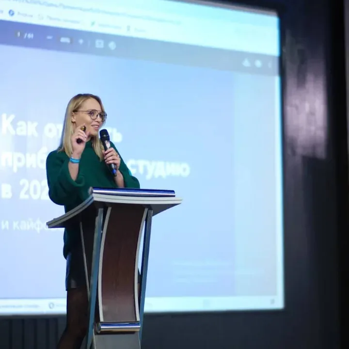 Юлиана Бондаренко на сцене марафона-практикума